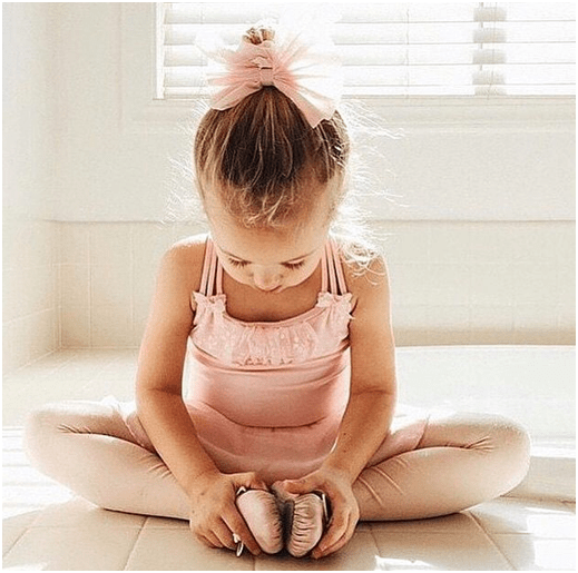 Bambina danza stretching
